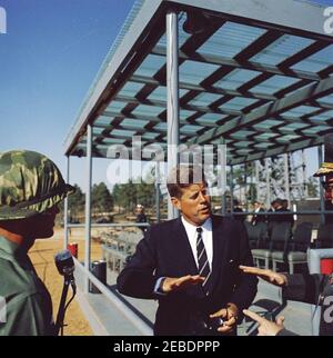 Viaggio nella Carolina del Nord: Visita a Fort Bragg, Carolina del Nord. Il presidente John F. Kennedy visita la 82° divisione Airborne alla base dell'aeronautica di Papa, Fort Bragg, Carolina del Nord. Foto Stock