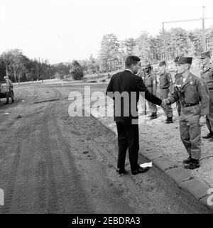 Viaggio nella Carolina del Nord: Visita a Fort Bragg, Carolina del Nord. Il presidente John F. Kennedy visita la 82° divisione Airborne a Fort Bragg, North Carolina. Presidente Kennedy; sei soldati non identificati. Base aerea di Papa, Fort Bragg, Carolina del Nord. Foto Stock