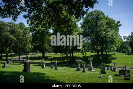 Scena del Calvario Cemetery nel quartiere di Walnut Park di St. Louis, Missouri USA domenica 14 giugno 2020. Amministrato dall'Arcidiocesi di San Lou Foto Stock