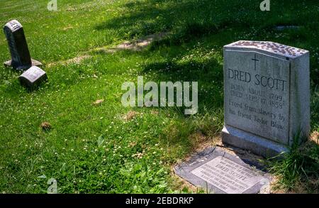 I penny adornano la lapide della tomba di Dred Scott, lo schiavo americano che fece causa per la sua libertà negli anni precedenti la guerra civile americana. Foto Stock