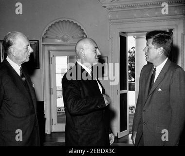 Visita dei leader esiliati polacchi il Principe Lubomirski e il Generale Wu0142adysu0142aw Anders, 12:40. Il presidente John F. Kennedy incontra i rappresentanti del governo polacco in esilio (formalmente conosciuto come governo della Repubblica di Polonia in esilio). (L u2013 R): Il principe Eugeniusz Lubomirski de Vaux, Aide-de-Camp al generale Wu0142adysu0142aw Anders durante la seconda guerra mondiale; il generale Anders, membro del Consiglio dei tre (Rada Trzech); il presidente Kennedy. Ufficio ovale, Casa Bianca, Washington, D.C. Foto Stock