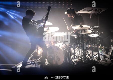 Mike Kerr di Royal Blood vive sul palco a Koko A Londra Foto Stock