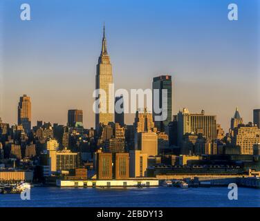 2001 STORICO EMPIRE STATE BUILDING MIDTOWN SKYLINE HUDSON RIVER MANHATTAN NEW YORK CITY STATI UNITI Foto Stock