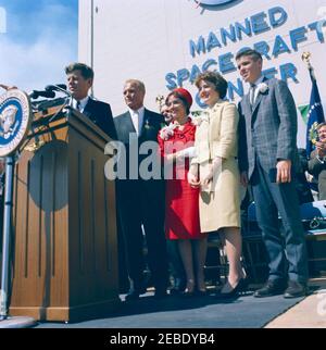 Presentazione della NASA (National Aeronautics and Space Administration) Distinguished Service Medal (DSM) all'astronauta John Herschel Glenn, Jr., a Cape Canaveral. L'astronauta tenente colonnello John H. Glenn, Jr. (A destra della lanterna) si trova con sua moglie, Annie Glenn (vestita rossa), figlia, Lyn Glenn (vestita gialla), E il figlio, David Glenn, dopo aver ricevuto la National Aeronautics and Space Administration (NASA) Distinguished Service Medal dal presidente John F. Kennedy (al leggio) a Hangar u2018S,u2019 Cape Canaveral Air Force Station, Brevard County, Florida. Amministratore di NA Foto Stock