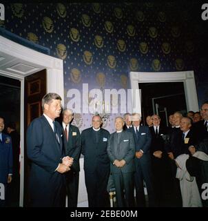 Visita dei membri della Chiesa Presbiteriana unita, ore 16:00. Il presidente John F. Kennedy incontra i rappresentanti della Chiesa Presbiteriana unita (ufficialmente conosciuta come Chiesa Presbiteriana unita negli Stati Uniti d'America). (L u2013 R): Air Force Aide al presidente, Brigadier General Godfrey T. McHugh (parzialmente fuori quadro); Presidente Kennedy; Major General Reginald C. Harmon; Dr. Eugene Carson Blake; Reverendo Edward L.R. Elson; uomo non identificato; editore Henry R. luce; altri non identificati. Camera Blu, Casa Bianca, Washington, D.C. Foto Stock