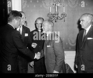 Visita dei membri della Chiesa Presbiteriana unita, ore 16:00. Il presidente John F. Kennedy incontra i rappresentanti della Chiesa Presbiteriana unita (ufficialmente conosciuta come Chiesa Presbiteriana unita negli Stati Uniti d'America). (L u2013 R): Presidente Kennedy; maggiore generale Reginald C. Harmon; donna non identificata (parzialmente nascosta); Dr. Eugene Carson Blake; Reverendo Edward L.R. Elson; editore Henry R. luce. Camera Blu, Casa Bianca, Washington, D.C. Foto Stock