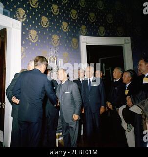 Visita dei membri della Chiesa Presbiteriana unita, ore 16:00. Il presidente John F. Kennedy incontra i rappresentanti della Chiesa Presbiteriana unita (ufficialmente conosciuta come Chiesa Presbiteriana unita negli Stati Uniti d'America). (L u2013 R): Il maggiore generale Reginald C. Harmon (parzialmente nascosto); il presidente Kennedy (di nuovo alla macchina fotografica); il Dott. Eugene Carson Blake (principalmente nascosto); il reverendo Edward L.R. Elson; uomo non identificato; editore Henry R. luce; altri non identificati. Camera Blu, Casa Bianca, Washington, D.C. Foto Stock