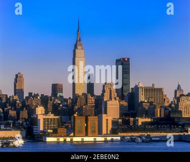 2001 STORICO EMPIRE STATE BUILDING MIDTOWN SKYLINE HUDSON RIVER MANHATTAN NEW YORK CITY STATI UNITI Foto Stock