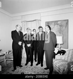 Viaggio a New York: Incontro con Arturo Frondizi, presidente dell'Argentina, 8:45. Il presidente John F. Kennedy e il presidente Arturo Frondizi dell'Argentina partecipano a una conferenza per la colazione nella Suite Presidentu2019s del Carlyle Hotel, New York City, New York. (L-R) Segretario di Stato Dean Rusk; Presidente Frondizi; interprete del Dipartimento di Stato Donald Barnes; Presidente Kennedy; Ministro degli Esteri argentino Miguel Angel Cau0301rcano. Foto Stock