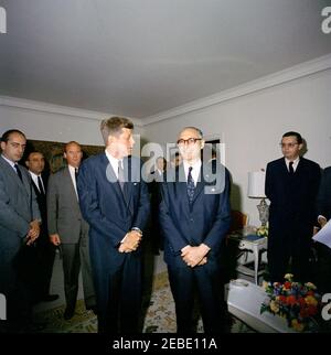 Viaggio a New York: Incontro con Arturo Frondizi, presidente dell'Argentina, 8:45. Il presidente John F. Kennedy, il presidente Arturo Frondizi dell'Argentina, ed altri partecipano ad una conferenza per la prima colazione nella Suite Presidentu2019s al Carlyle Hotel, New York City, New York. Il capo del protocollo degli Stati Uniti Angier Biddle Duke è terzo da sinistra. In background: Assistente speciale del presidente, Richard N. Goodwin; agente del servizio segreto della Casa Bianca, Jerry Blaine. Foto Stock