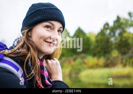 Donna solista i viaggiatori che vogliono esplorare durante l'autunno, Montreal, Quebec, Canada Foto Stock