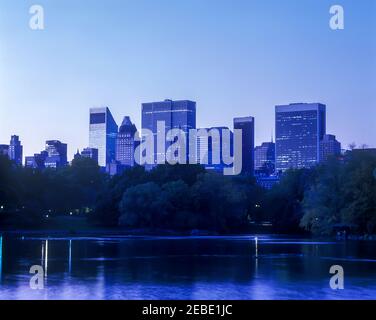 2001 STORICO SKYLINE DI MIDTOWN LAKE CENTRAL PARK MANHATTAN NEW YORK CITTÀ STATI UNITI Foto Stock