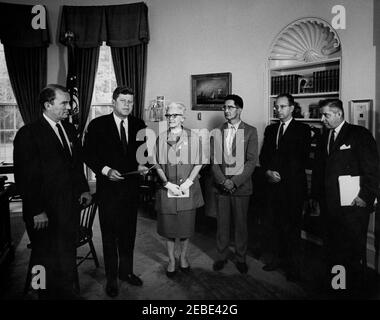 Annuncio del primo alloggio pubblico per gli Indiani, 11:42. Il presidente John F. Kennedy annuncia la prima sovvenzione di pianificazione di alloggi pubblici per una prenotazione indiana (dei nativi americani), Oval Office, White House, Washington, D.C. il presidente Kennedy si congratula con la tribù Oglala Sioux della riserva di Pine Ridge nel South Dakota e con l'autorità di Oglala Sioux Housing. (L-R) Vice Amministratore dell'Agenzia per le finanze domestiche e degli alloggi Jack T. Conway; Presidente Kennedy; Commissario per le abitazioni pubbliche Marie McGuire; Capo Johnson Holy Rock della Oglala Sioux Tribe; Procuratore della Oglala Sioux Tribe R. Foto Stock