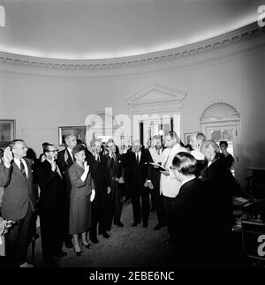 Cerimonia di giuramento, Delegazione degli Stati Uniti alle Nazioni Unite (ONU), 10:31. Assistente esecutivo Clerk della Casa Bianca, Herbert L. Miller, giurò in rappresentanti e supplenti della Delegazione degli Stati Uniti all'Assemblea Generale delle Nazioni Unite (ONU). (L-R) FRANCESCO T.P. Plimpton; Clifton R. Wharton, Sr., Ambasciatore degli Stati Uniti in Norvegia; Jonathan Brewster Bingham, rappresentante degli Stati Uniti presso il Consiglio dei fiduciari delle Nazioni Unite; Rappresentante Marguerite Stitt Church of Illinois; Charles W. Yost, Rappresentante aggiunto presso il Consiglio di sicurezza delle Nazioni Unite; Rappresentante Omar Burleson del Texas; Ambasciatore degli Stati Uniti Foto Stock