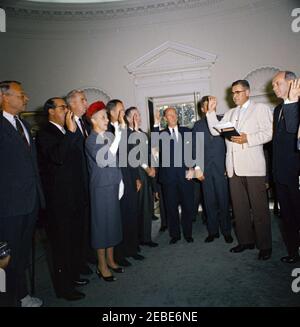 Cerimonia di giuramento, Delegazione degli Stati Uniti alle Nazioni Unite (ONU), 10:31. Assistente esecutivo Clerk della Casa Bianca, Herbert L. Miller, giurò in rappresentanti e supplenti della Delegazione degli Stati Uniti all'Assemblea Generale delle Nazioni Unite (ONU). (L-R) FRANCESCO T.P. Plimpton; Clifton R. Wharton, Sr., Ambasciatore degli Stati Uniti in Norvegia; Jonathan Brewster Bingham, rappresentante degli Stati Uniti presso il Consiglio dei fiduciari delle Nazioni Unite; Rappresentante Marguerite Stitt Church of Illinois; Charles W. Yost, Rappresentante aggiunto presso il Consiglio di sicurezza delle Nazioni Unite; Rappresentante Omar Burleson del Texas; Ambasciatore degli Stati Uniti Foto Stock