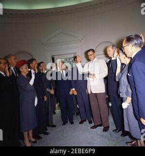 Cerimonia di giuramento, Delegazione degli Stati Uniti alle Nazioni Unite (ONU), 10:31. Assistente esecutivo Clerk della Casa Bianca, Herbert L. Miller, giurò in rappresentanti e supplenti della Delegazione degli Stati Uniti all'Assemblea Generale delle Nazioni Unite (ONU). (L-R) Clifton R. Wharton, Sr., Ambasciatore degli Stati Uniti in Norvegia; Jonathan Brewster Bingham, rappresentante degli Stati Uniti presso il Consiglio di amministrazione delle Nazioni Unite; Rappresentante Marguerite Stitt Church of Illinois; Charles W. Yost, Rappresentante aggiunto al Consiglio di sicurezza delle Nazioni Unite; Rappresentante Omar Burleson del Texas; Ambasciatore degli Stati Uniti presso l'ONU Adlai Steven Foto Stock