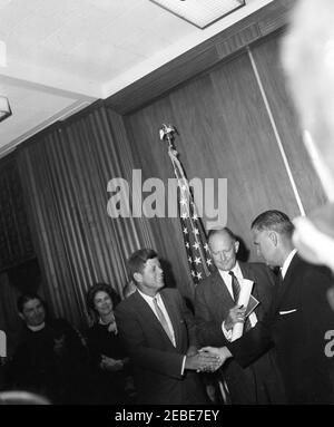 Cerimonia di giuramento, James J. Rowley, Direttore del Servizio Segreto, 10:37. Il presidente John F. Kennedy stringe le mani con il nuovo direttore del servizio segreto James J. Rowley alla cerimonia di giuramento del direttore Rawelyu2019 presso il Dipartimento del Tesoro di Washington, D.C. (L-R), il direttore Raweleyu2019, il fratello Francis P. Rowley; la sorella Marge Rowley Borise del direttore di Rowyu2019; il presidente John F. Kennedy; il segretario del Tesoro C. Douglas Dillon; Direttore Rowley. [Fotografia di Harold Sellers] Foto Stock