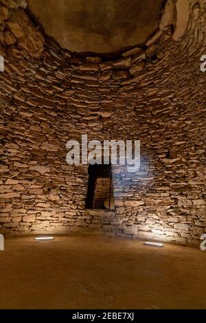 Una vista interna della prima camera del Tholos De El Romeral Dolmen in Antequera Foto Stock
