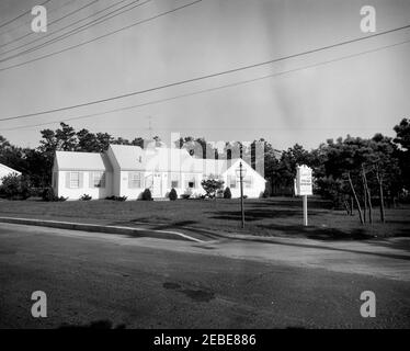 White House Army Signal Agency (WHASA) personale e strutture, Cape Cod, Otis Air Force base, e a bordo di Marlin. ST190/61. Edificio a Hyannis Port, Massachusetts. Accedi prima lettura u201cBreakwater Shores CLUB PRIVATE BEACH OCEAN FRONT COMMUNITY Homes u0026 home sites.u201d [Fotografia di Harold Sellers] Foto Stock