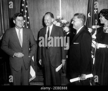 Cerimonia di giuramento, James J. Rowley, Direttore del Servizio Segreto, 10:37. Partecipanti e ospiti alla cerimonia di giuramento per il nuovo direttore del servizio segreto James J. Rowley presso il Dipartimento del Tesoro di Washington, D.C. (L-R) il presidente John F. Kennedy; il segretario del Tesoro C. Douglas Dillon; il direttore del servizio segreto James J. Rowley; il direttore Roweyu0027s la figlia Claudia Rowley. Foto Stock