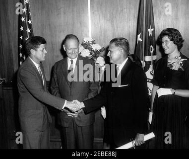 Cerimonia di giuramento, James J. Rowley, Direttore del Servizio Segreto, 10:37. Il presidente John F. Kennedy stringe le mani con il nuovo direttore del servizio segreto James J. Rowley alla cerimonia di giuramento del direttore Rawelyu2019 presso il Dipartimento del Tesoro di Washington, D.C. (L-R), il presidente John F. Kennedy; il segretario del Tesoro C. Douglas Dillon; il direttore Rowley; la figlia del direttore Roweyu2019 Claudia Rowley. Foto Stock