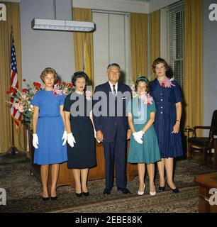 Cerimonia di giuramento, James J. Rowley, Direttore del Servizio Segreto, 10:37. Il direttore del servizio segreto James J. Rowley si leva in piedi con i membri della famiglia alla sua cerimonia di giuramento al reparto del Tesoro, Washington, D.C. (L-R) il direttore Rawleyu0027s figlia Linda Rowley; il direttore Rawleyu0027s moglie Mabel Rita Cluen Rowley; il direttore Rowley; il direttore Rawleyu0027s figlie Donna Rowley e Claudia Rowley. Foto Stock