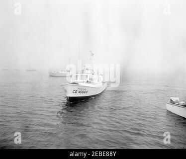 White House Army Signal Agency (WHASA) personale e strutture, Cape Cod, Otis Air Force base, e a bordo di Marlin. ST190/61. Nave della Guardia Costiera degli Stati Uniti sull'acqua in un luogo non identificato. [Fotografia di Harold Sellers] Foto Stock