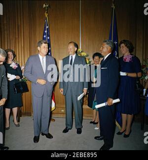 Cerimonia di giuramento, James J. Rowley, Direttore del Servizio Segreto, 10:37. Il presidente John F. Kennedy parla con il nuovo direttore del servizio segreto James J. Rowley alla cerimonia di giuramento del direttore Roweyu2019 presso il Dipartimento del Tesoro di Washington, D.C. (L-R); impiegato non identificato (parzialmente fuori quadro); la sorella Marge Rowley Borise del direttore Rowyu2019; il presidente Kennedy; il segretario del Tesoro C. Douglas Dillon; Regista Rawleyu2019s moglie Mabel Rita Cluen Rowley; regista Rawleyu0027s figlia Donna Rowley (parzialmente nascosto); regista Rowley; regista Rawleyu2019s figlia Claudia Rowl Foto Stock