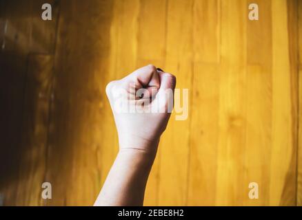 pugno di donna aggraffato contro il pavimento in parquet Foto Stock
