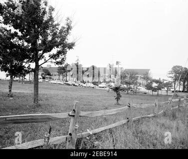 White House Army Signal Agency (WHASA) personale e strutture, Cape Cod, Otis Air Force base, e a bordo di Marlin. ST190/61. Edificio a Hyannis Port, Massachusetts. [Fotografia di Harold Sellers] Foto Stock