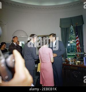 Visita del 1 ° corpo di Pace Volontarii per andare all'estero, 16:10. Il presidente John F. Kennedy incontra i volontari del corpo della Pace durante una cerimonia per il primo gruppo di volontari in partenza, in partenza per Tanganyika e Ghana, presso l'Ufficio ovale, Casa Bianca, Washington, Direttore del corpo della Pace R. Sargent Shriver si trova in background. [Per un elenco completo dei partecipanti, vedere White House Central Subject Files, Box 670, Folder 1: U0022PC 5 Peace Corps Program (Executive, 1-20-61 - 4-10-62).u0022] Foto Stock