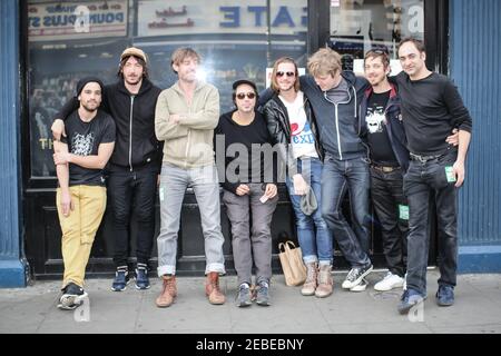 IN ESCLUSIVA: Patrick Watson (quarto da sinistra) e la sua band fuori Bush Hall a Londra prima del loro concerto Foto Stock