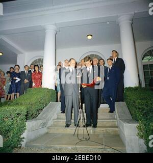 Cerimonia di benvenuto al ritorno della delegazione degli Stati Uniti alla Conferenza di Punta del Este in Uruguay, alle 20:00. Il presidente John F. Kennedy parla del ritorno della delegazione alla Conferenza economica e sociale interamericana a Punta del Este dai gradini del Rose Garden, Casa Bianca, Washington, D.C. tra gli interessati figurano: Segretario del Tesoro C. Douglas Dillon; Senatore Wayne Morse dell'Oregon; Il senatore J. William Fulbright dell'Arkansas; il rappresentante Armstead Selden dell'Alabama; e il rappresentante Chester Merrow del New Hampshire. Foto Stock