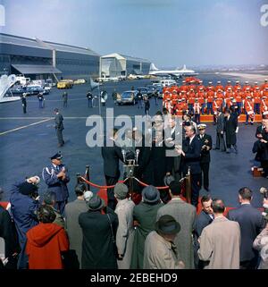 Cerimonia di arrivo per Sylvanus Olympio, Presidente del Togo, ore 11. Cerimonie di arrivo per il Presidente del Togo, Sylvanus Olympio. In piedi sulla piattaforma di revisione (L-R): Il presidente John F. Kennedy; il ministro degli Affari Esteri del Togo, Paulin Freitas; il presidente Olympio; l'ambasciatore togolese negli Stati Uniti, il Dott. Andru00e9 Akakpo; il capo di stato maggiore dell'esercito degli Stati Uniti, il generale George H. Decker (dietro l'ambasciatore Akakpo); il sottosegretario di Stato, George Ball; Capo DEL protocollo DEGLI STATI UNITI, Angier Biddle Duke. Anche nella foto: Air Force Aide al presidente Kennedy, Brigadier General Godfrey T. McHugh (sotto Foto Stock