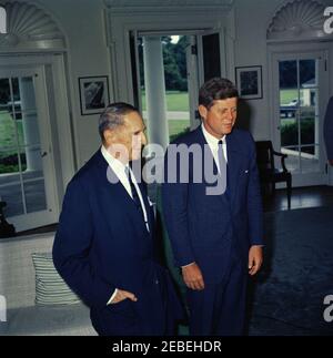 Pranzo per il generale Douglas MacArthur, ORE 12:50. Il presidente John F. Kennedy incontra il generale Douglas MacArthur. Ufficio ovale, Casa Bianca, Washington, D.C. Foto Stock