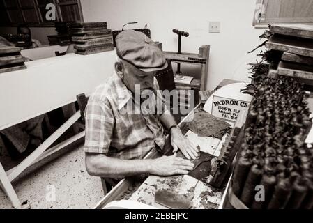 Ex Pat lavoratori cubani presso il Padron Cigar Co. A Miami, Florida, sigari a rullo fatti con tabacco da semi Nicaraguan. 1979. Foto Stock