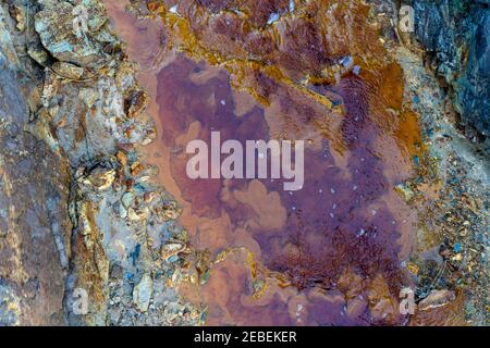 Vista dall'alto sul letto del fiume Rio Tinto nella vecchie miniere con colorati depositi di ferro e rame Foto Stock