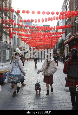 Le lanterne pendono dall'altra parte della strada per celebrare il Capodanno cinese lunare che segna l'anno dell'Ox, a Chinatown, nel centro di Londra, durante il terzo blocco nazionale dell'Inghilterra per frenare la diffusione del coronavirus. Data immagine: Venerdì 12 febbraio 2021. Foto Stock