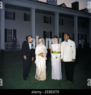 Cena a Mount Vernon in onore di Muhammad Ayub Khan, presidente del Pakistan, 19:45. Cena di Stato in onore del presidente del Pakistan Mohammad Ayub Khan a Mount Vernon, Virginia. (L-R) il presidente John F. Kennedy; la figlia del presidente Khanu2019, Begum Nasir Akhtar Aurangzeb; la prima signora Jacqueline Kennedy; il presidente Khan. Foto Stock