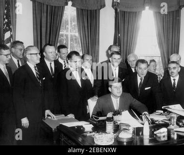 Bill Signing u2013 S-610 Act istituting the US Travel Service, 12:15. Il presidente John F. Kennedy si prepara a firmare la S-610 Act, istituendo il United States Travel Service all'interno del Dipartimento del Commercio. (L-R) uomo non identificato, amico della famiglia Kennedy Kirk LeMoyne u201cLemu201d Billings, uomo non identificato, membro del Congresso Robert W. Hemphill (Carolina del Sud), uomo non identificato, membro del Congresso Peter F. Mack (Illinois), membro del Congresso Milton W. Glenn (New Jersey), membro del Congresso John B. Bennett (Michigan), membro del Congresso Orris, presidente di Harris, Harman, Harris (Illinois), membro del Congresso), presidente di Harris (Harris), membro del Congresso di Harris, Harman, membro del Congresso Foto Stock