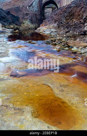 Vista dall'alto sul letto del fiume Rio Tinto nella vecchie miniere con colorati depositi di ferro e rame Foto Stock