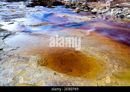 Vista dall'alto sul letto del fiume Rio Tinto nella vecchie miniere con colorati depositi di ferro e rame Foto Stock