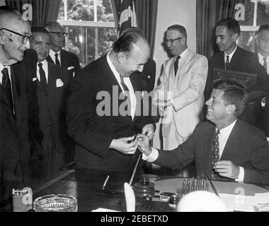 Firma del Social Progress Trust Fund Agreement con la Banca interamericana di sviluppo, 12:14. Firma dell'accordo Social Progress Trust Fund con la Banca interamericana di sviluppo. (L-R) Senatore Carl Hayden (Arizona); Josu00e9 Mora, Segretario Generale dell'Organizzazione degli Stati americani (OAS); uomo non identificato; Felipe Herrera, Presidente della Banca interamericana di sviluppo; Congressman otto E. Passman (Louisiana); uomo non identificato; ed Edwin M. Martin, Segretario aggiunto di Stato per gli affari economici. Al banco c'è il presidente John F. Kennedy. Ufficio ovale, Casa Bianca, Wa Foto Stock