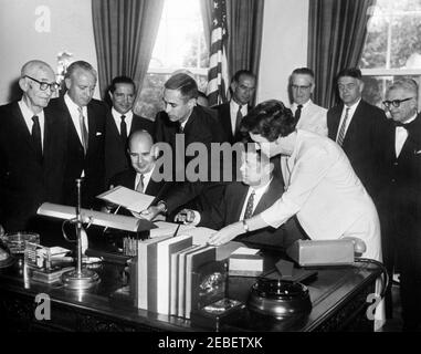 Firma del Social Progress Trust Fund Agreement con la Banca interamericana di sviluppo, 12:14. Firma dell'accordo Social Progress Trust Fund con la Banca interamericana di sviluppo. (L-R) Senatore Carl Hayden (Arizona); Senatore Styles Bridges (New Hampshire); Josu00e9 Mora, Segretario Generale dell'Organizzazione degli Stati americani (OAS); uomo non identificato; Senatore J.W. Fulbright (Arkansas); Eleanor C. McDowell, consigliere del procuratore, Dipartimento degli Affari del Trattato di Stato; il congressista otto E. Passman (Louisiana); Edwin M. Martin, segretario di Stato aggiunto per gli Affari economici; ma non identificato Foto Stock