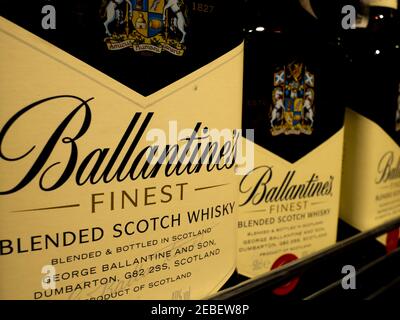 Ballantine's è una gamma di whisky di scotch misti prodotti da Pernod Ricard a Dumbarton, Scozia. Il sapore di Ballantine dipende da malti di impronte digitali provenienti da Miltonduff e Glenburgie Foto Stock