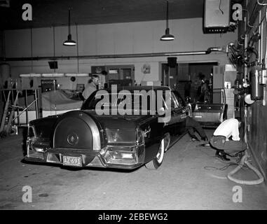 Installazione di attrezzature della White House Army Signal Agency (WHASA) in una nuova limousine. Installazione di apparecchiature della White House Army Signal Agency (WHASA) nella nuova limousine presidenziale Lincoln-Mercury Continental. Tutte le persone non sono identificate. [Fotografia di Harold Sellers] Foto Stock