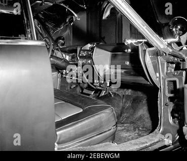 Installazione di attrezzature della White House Army Signal Agency (WHASA) in una nuova limousine. Installazione di apparecchiature della White House Army Signal Agency (WHASA) nel cruscotto della nuova limousine presidenziale Lincoln-Mercury Continental. [Fotografia di Harold Sellers] Foto Stock