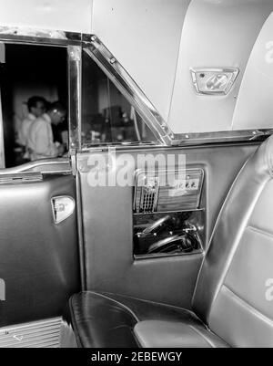 Installazione di attrezzature della White House Army Signal Agency (WHASA) in una nuova limousine. Installazione di apparecchiature della White House Army Signal Agency (WHASA) nella sede posteriore della nuova limousine presidenziale Lincoln-Mercury Continental. [Fotografia di Harold Sellers] Foto Stock