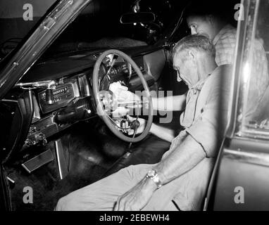 Installazione di attrezzature della White House Army Signal Agency (WHASA) in una nuova limousine. Due uomini non identificati lavorano all'installazione di apparecchiature della White House Army Signal Agency (WHASA) nel cruscotto della nuova limousine presidenziale Lincoln-Mercury Continental. [Fotografia di Harold Sellers] Foto Stock