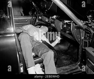 Installazione di attrezzature della White House Army Signal Agency (WHASA) in una nuova limousine. Due uomini non identificati lavorano all'installazione di apparecchiature della White House Army Signal Agency (WHASA) nel cruscotto della nuova limousine presidenziale Lincoln-Mercury Continental. [Fotografia di Harold Sellers] Foto Stock